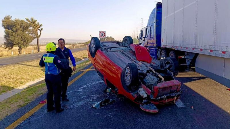 Choque y volcadura en la autopista 57 deja solo daños materiales 