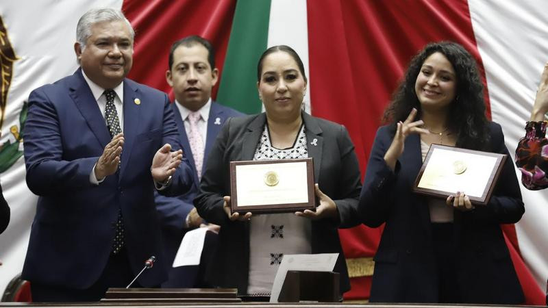 Yareni Pérez Vega y Jannet Hernández Vega reciben Condecoración “La Mujer Michoacana 2025” 