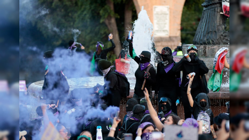 Frente Violeta Michoacán sale a marchar en Morelia; intervienen el Congreso del estado