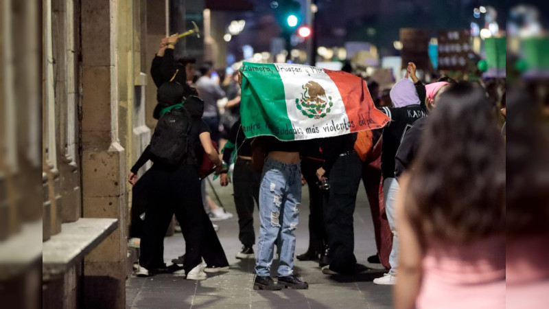 Frente Violeta Michoacán sale a marchar en Morelia; intervienen el Congreso del estado