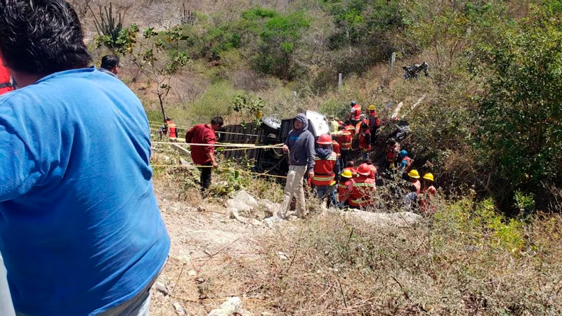 Volcadura de autobús en Oaxaca deja al menos 11 muertos y 30 heridos 