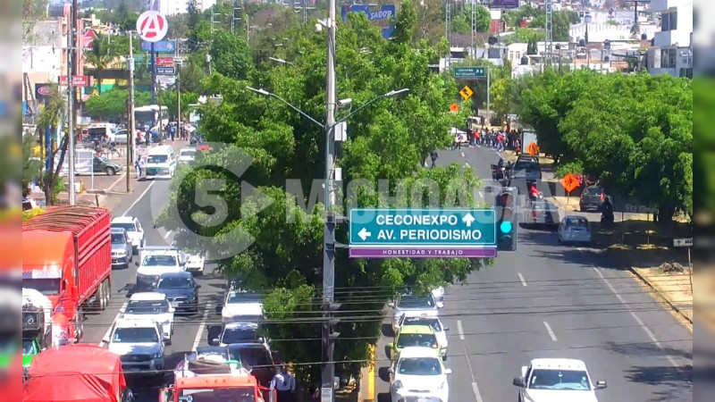 Normalistas secuestran camiones y bloquean el Libramiento de Morelia; vandalizan oficinas de UESICAMM 