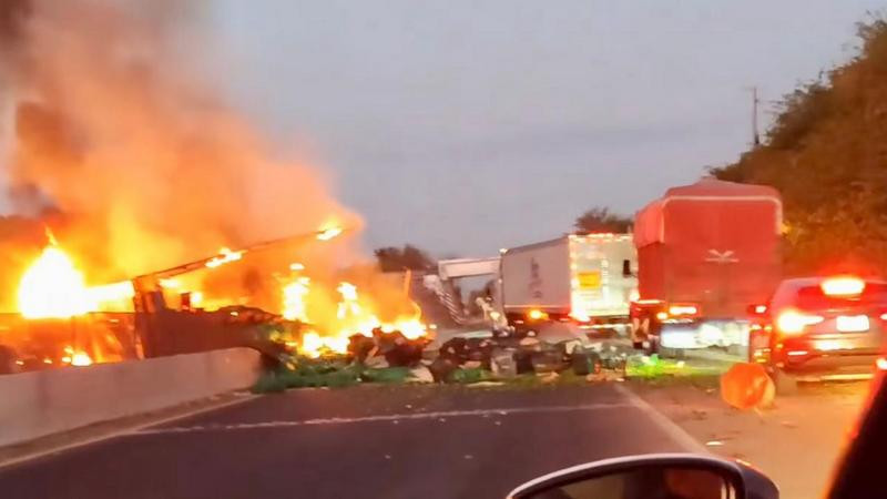 Vuelca y se incendia camión limonero en Múgica, Michoacán 