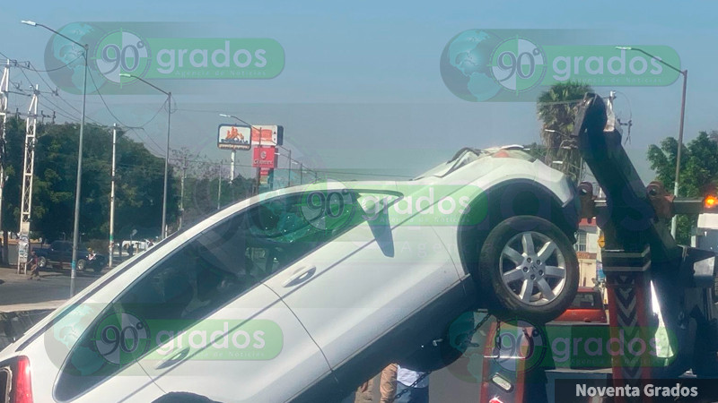 Auto cae dentro del dren Cimatario II, en Corregidora, Querétaro; hay un herido 