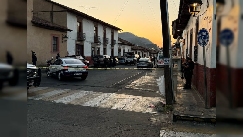 Abandonan Charger baleado en calles de Pátzcuaro, Michoacán: Buscan a pasajero herido 