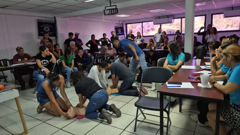 Imparten capacitación en primeros auxilios a prestadores de servicios en Lázaro Cárdenas, Michoacán