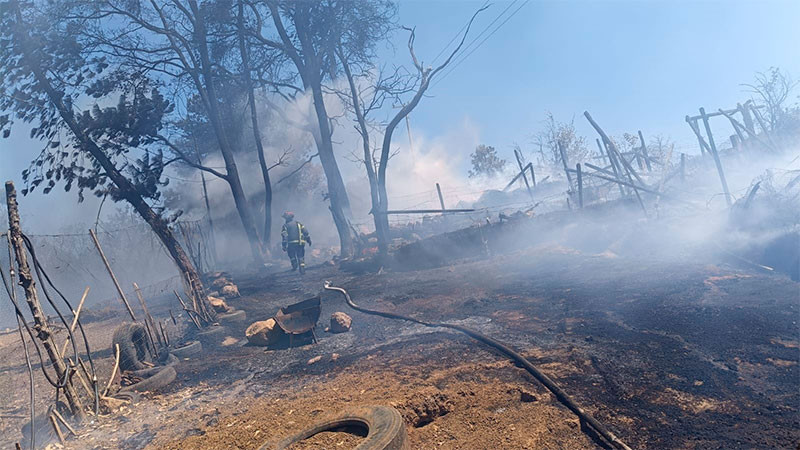 Se registra incendio a la orilla de la autopista Siglo XXI, hay un herido 