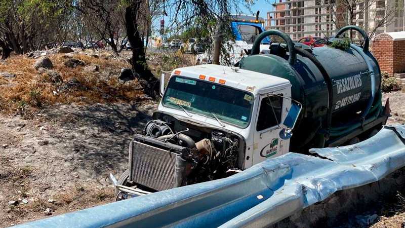 Pipa sale del camino al quedarse sin frenos en el anillo vial Fray Junípero Serra de Querétaro capital 