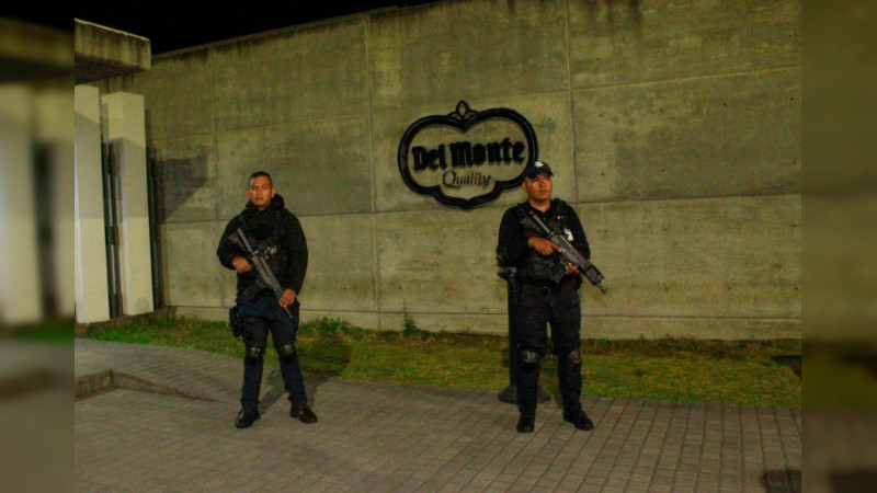 Policía Auxiliar vigila empaques de mango y aguacate para exportación en Michoacán 