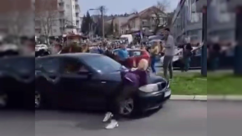 Atropella conductor de BMW a manifestantes en Serbia