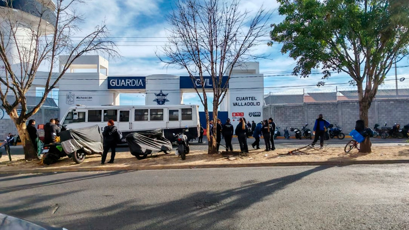 Pese al al inicio de aumento salarial, policías toman cuartel en Morelia, Michoacán 