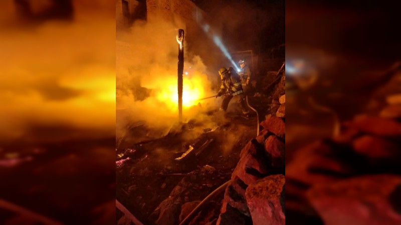 Se incendia humilde vivienda en Morelia, Michoacán; solo hubo daños materiales 