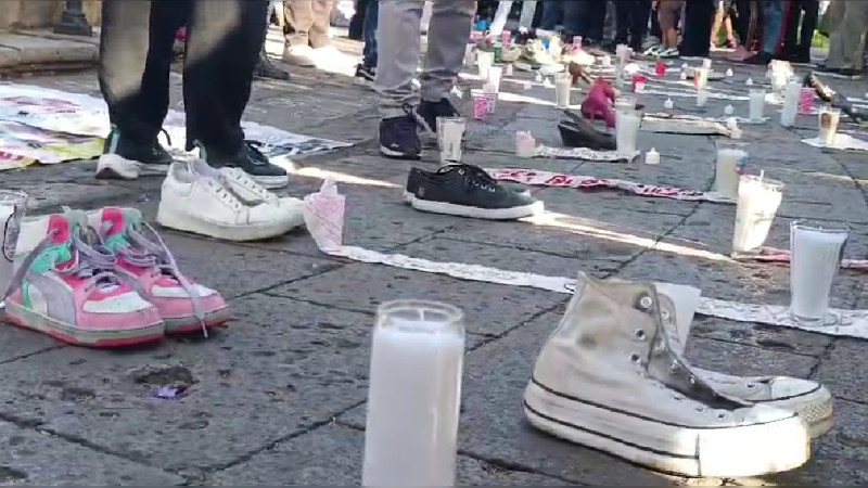 Michoacán: Con velas y zapatos exigen justicia por los desaparecidos 