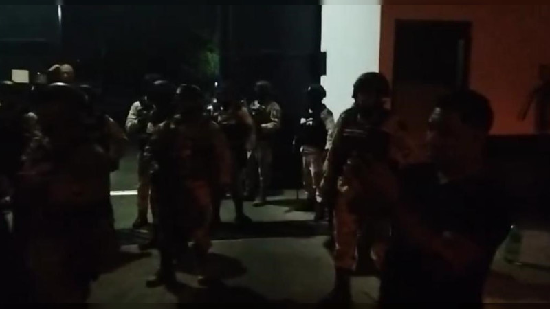 Tensión por desarme de policías de Apatzingán y Coalcomán, en operativo nocturno del Ejército y GN en Michoacán 