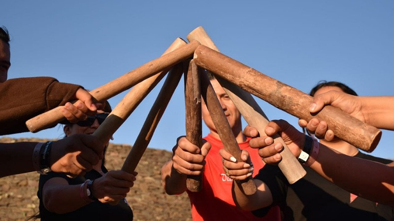 Mujeres participan en la danza del paloteo en la K'uínchekua 