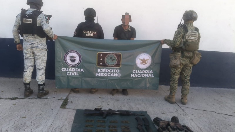 En Parácuaro, Michoacán, detienen a un sujeto por posesión de artefactos explosivos y arma larga 