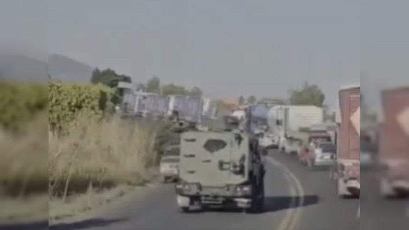 Se enfrentan fuerzas federales y delincuentes en la carretera Yurécuaro - La Piedad, Michoacán: Queman tráiler para bloquear el camino 