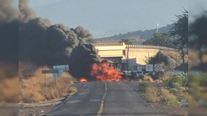 Emboscan a policías en Tanhuato, Michoacán: Pistoleros de Jalisco los hacen volcar y luego los rocían con balas 