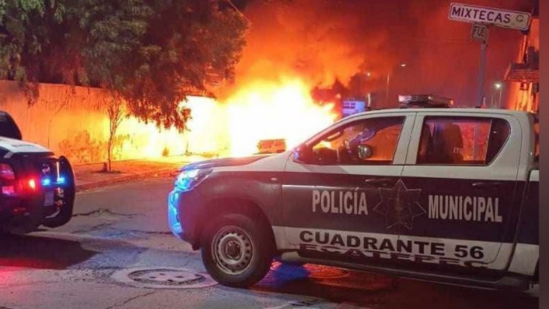 Privan de la vida a dos hombres y prenden fuego a auto de lujo en Ecatepec, Estado de México 