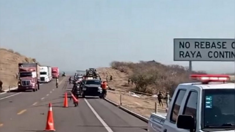 Mueren 6 estudiantes tras volcar camioneta escolar en Valle de Santiago, Guanajuato 