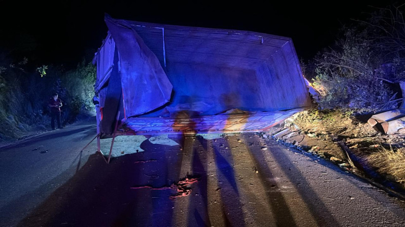 Vuelca camión cargado de aguacates en carretera de Salvador Escalante, Michoacán 