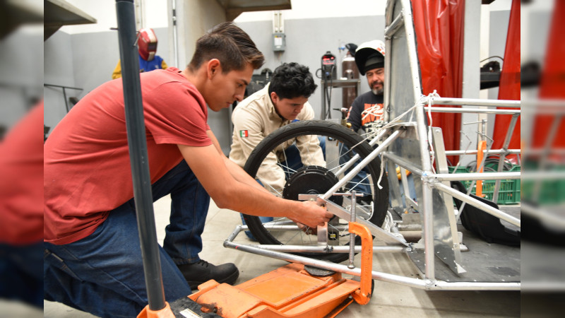 Jóvenes celayenses llevarán su ingenio a competencia internacional de autos eléctricos