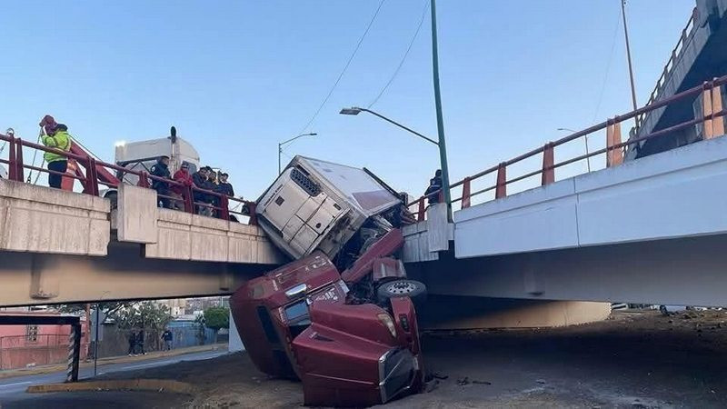 Tráiler que transportaba chiles cae de puente en Tlalnepantla, Estado de México 