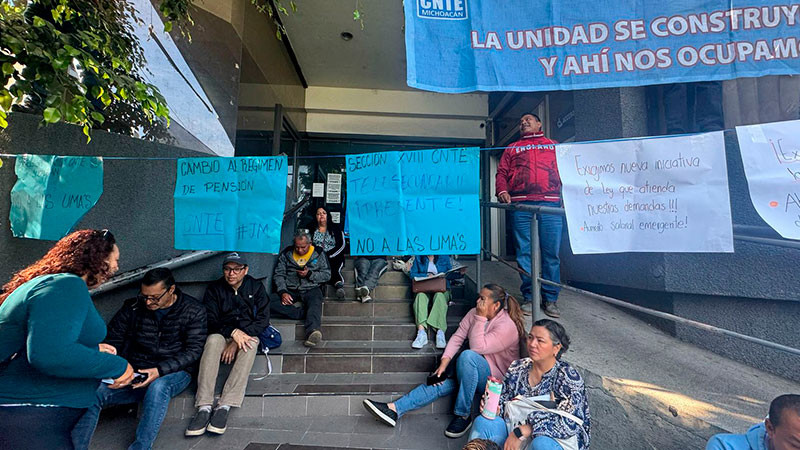 Protesta CNTE en oficinas de rentas en Morelia, Michoacán 