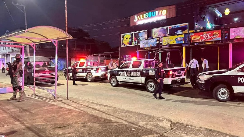 Dueño de bar en Veracruz atropella a presuntos sicarios; lo arrestan y cierran su negocio 