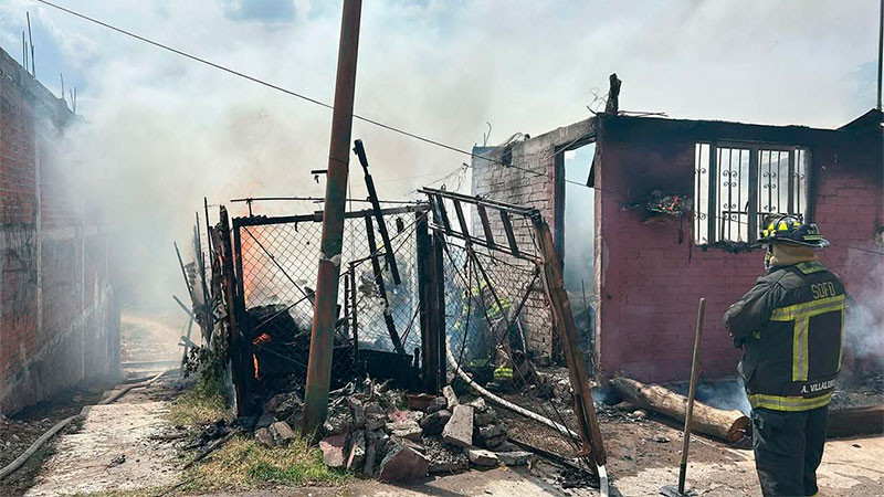 Se incendia humilde vivienda en Morelia, Michoacán; quedó reducida a cenizas 