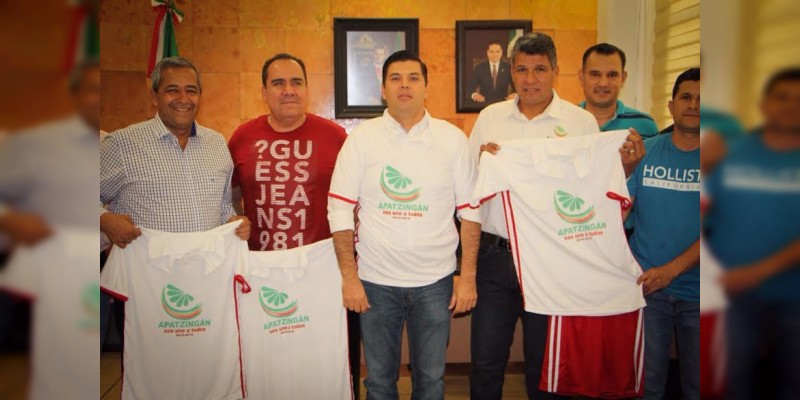 Entregan uniformes a equipo de futbol en Apatzingán  