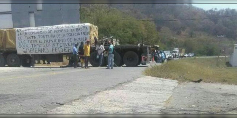 Habitantes exigen la salida de la Policía de Aquila, Michoacan - Foto 1 