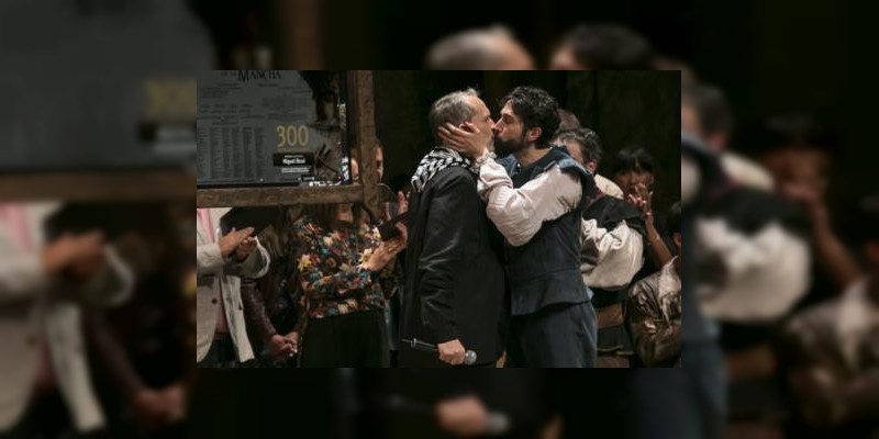 Miguel Bosé y Benny Ibarra se besan frente al publico  