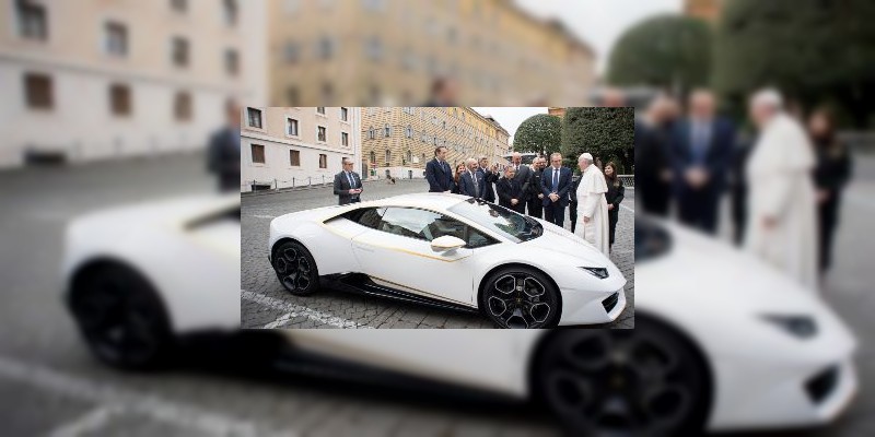 Regalan un Lamborghini al papa Francisco