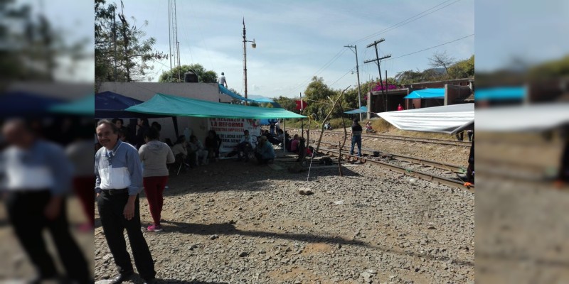 Detienen a cuatro por bloquear las vías del tren en Caltzontzin, Michoacán 