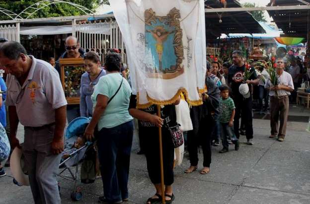 Festejan al Señor de los Milagros en San Juan Parangaricutiro - Foto 5 