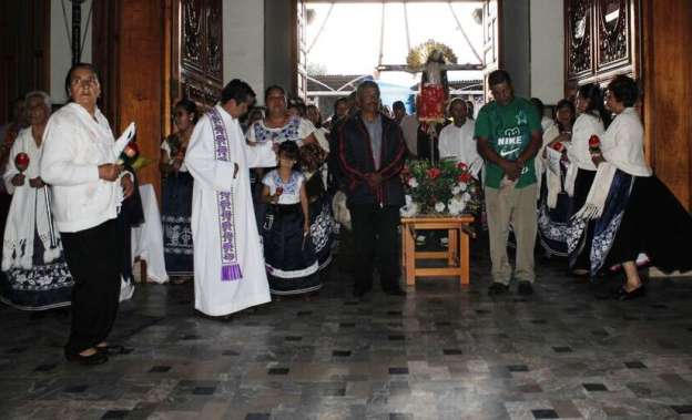 Festejan al Señor de los Milagros en San Juan Parangaricutiro - Foto 6 