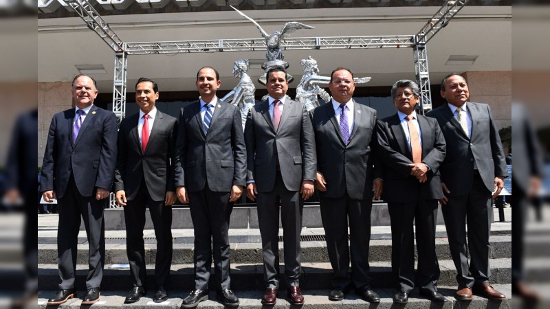 Develan escultura del monumental tintero plateado de la Cámara de Diputados 