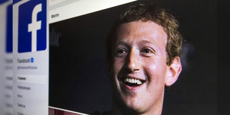 Mark Zuckerberg llama idiotas a los usuarios de Facebook  