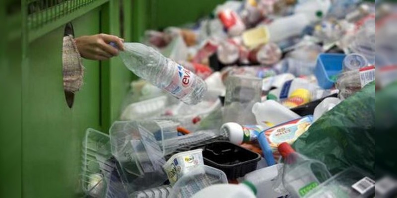 En Puebla crean losetas a partir de plástico reciclado 