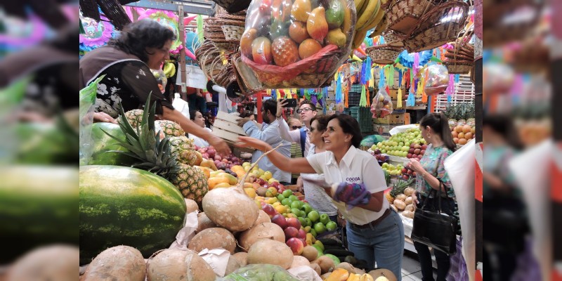 Mantiene Cocoa Calderón campaña de cercanía con los ciudadanos en mercados y plazas de Morelia  