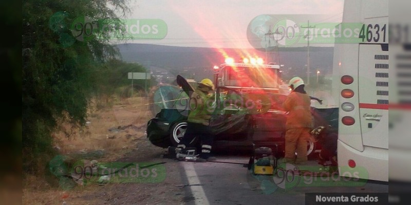 Choque de autobús y auto deja un muerto en Apaseo el Alto, Guanajuato