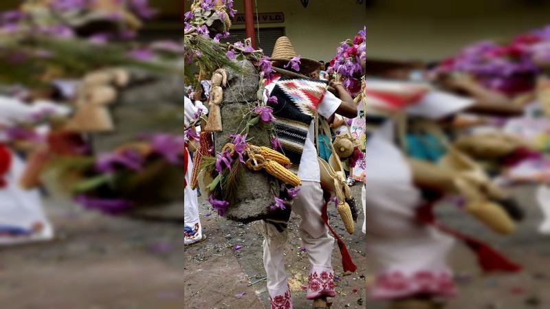  Misas, baile, concursos y el tradicional “harinazo” en el desfile de los oficios de Chilchota, Michoacán  - Foto 0 