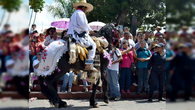  Misas, baile, concursos y el tradicional “harinazo” en el desfile de los oficios de Chilchota, Michoacán  - Foto 1 