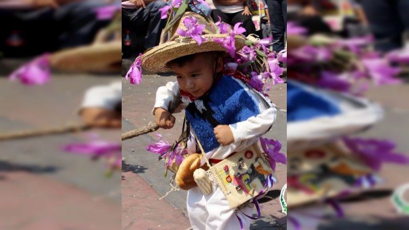  Misas, baile, concursos y el tradicional “harinazo” en el desfile de los oficios de Chilchota, Michoacán  - Foto 2 