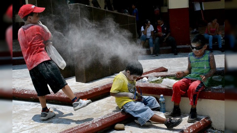  Misas, baile, concursos y el tradicional “harinazo” en el desfile de los oficios de Chilchota, Michoacán  - Foto 3 