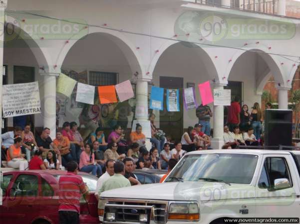 Se manifiestan maestros en Los Reyes, Michoacán - Foto 1 