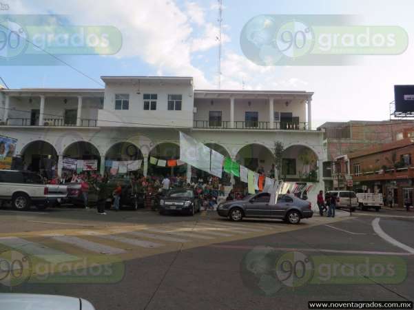 Se manifiestan maestros en Los Reyes, Michoacán - Foto 2 