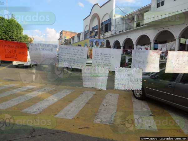 Se manifiestan maestros en Los Reyes, Michoacán - Foto 3 