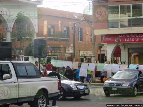 Se manifiestan maestros en Los Reyes, Michoacán - Foto 4 